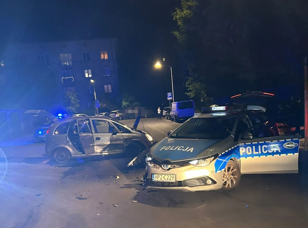 Minionej nocy, podczas rutynowej kontroli warszawskich parkingów, policjanci natknęli się na złodzieja w trakcie kradzieży kół z samochodu. Interwencja przerodziła się w pełną napięcia akcję z pościgiem. Ucieczka 50-latka zakończyła się czołowym zderzeniem z radiowozem. Złodziej został zatrzymany i usłyszał zarzuty.