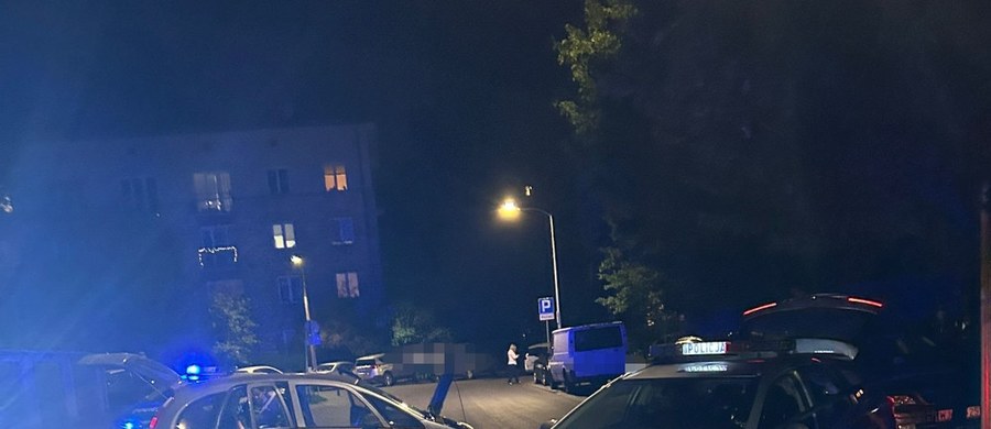 Minionej nocy, podczas rutynowej kontroli warszawskich parkingów, policjanci natknęli się na złodzieja w trakcie kradzieży kół z samochodu. Interwencja przerodziła się w pełną napięcia akcję z pościgiem. Ucieczka 50-latka zakończyła się czołowym zderzeniem z radiowozem. Złodziej został zatrzymany i usłyszał zarzuty.