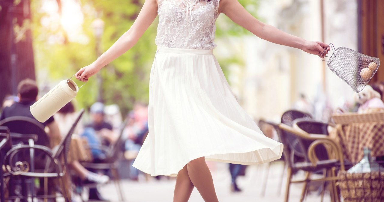 Wakacyjny hit 2025? Biała spódnica i zero nudy w stylizacji