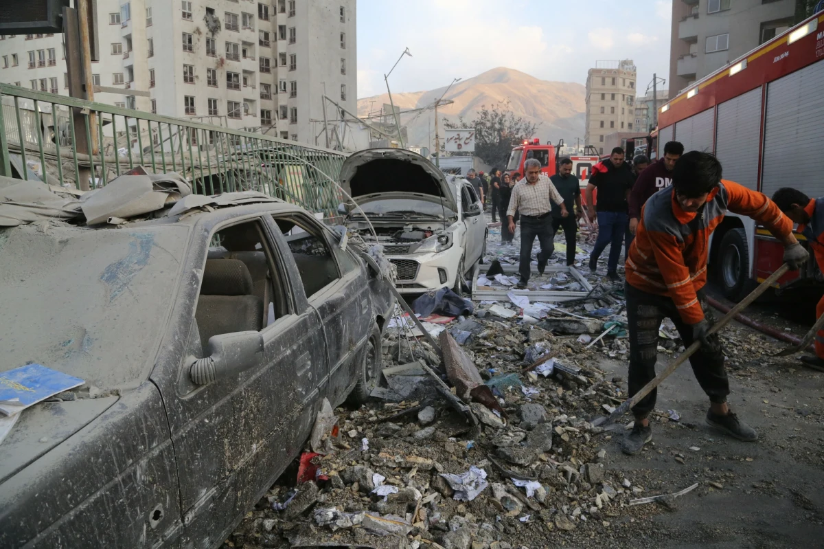 Przed piątkowym atakiem na Iran w centralnej części tego kraju operowała izraelska służba specjalna Mosad - poinformowała agencja Reutera, opierając się na źródłach w izraelskich służbach bezpieczeństwa. Izrael rozpoczął w piątek nad ranem ataki na Iran, deklarując, że ich celem są obiekty nuklearne i wojskowe.