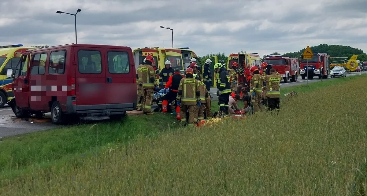 11 osób poszkodowanych w zderzeniu ciężarówki z busem w województwie łódzkim. Do wypadku doszło w miejscowości Ogrodzona na drodze krajowej nr 91 Łęczyca - Daszyna. 