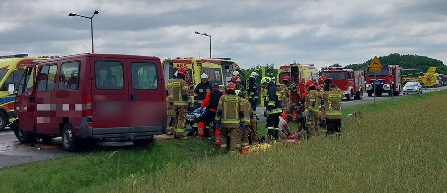 11 osób poszkodowanych w zderzeniu ciężarówki z busem w województwie łódzkim. Do wypadku doszło w miejscowości Ogrodzona na drodze krajowej nr 91 Łęczyca - Daszyna. 
