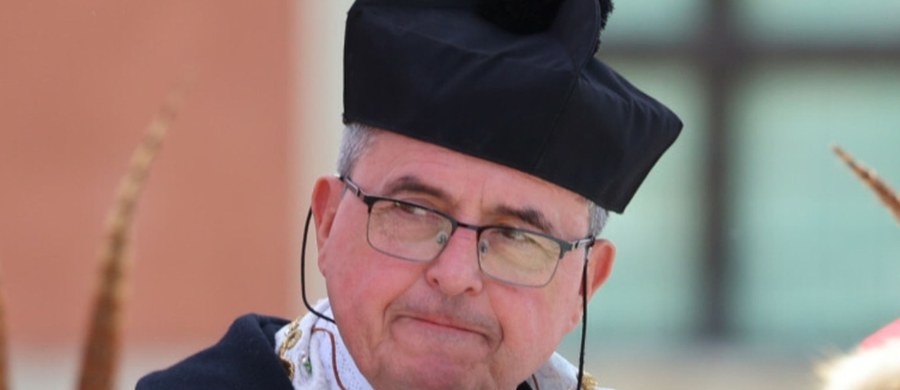 Warszawskie Stowarzyszenie "Nasz Bocian" zapowiada pozew cywilny przeciwko ks. Piotrowi Natankowi z Grzechyni (woj. małopolskie). Wcześniej do Sądu Rejonowego w Suchej Beskidzkiej trafił prywatny akt oskarżenia w związku z kontrowersyjnymi wypowiedziami duchownego na temat dzieci poczętych metodą in vitro. Postępowanie karne jednak nie ruszyło - wszystko przez błąd formalny. Mimo wcześniejszego prawomocnego wyroku, ks. Natanek - jak twierdzi stowarzyszenie - wciąż obraża osoby dotknięte problemem niepłodności.