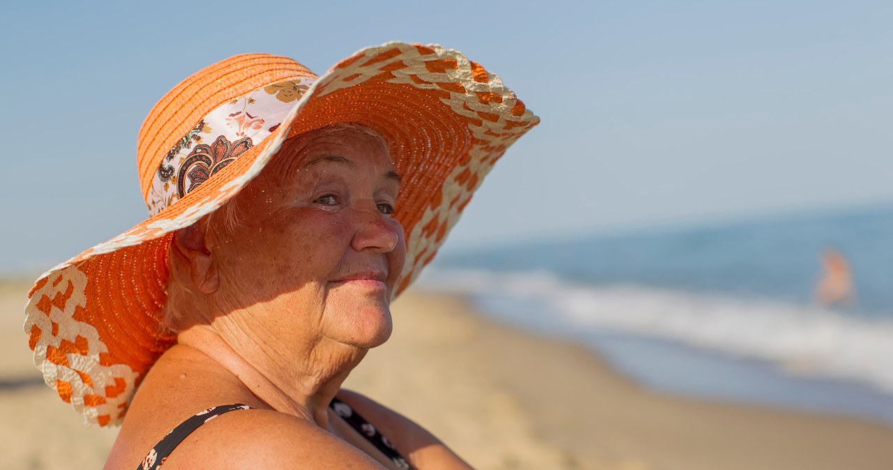 Jak bezpiecznie korzystać z plaży latem? Poradnik dla seniorów