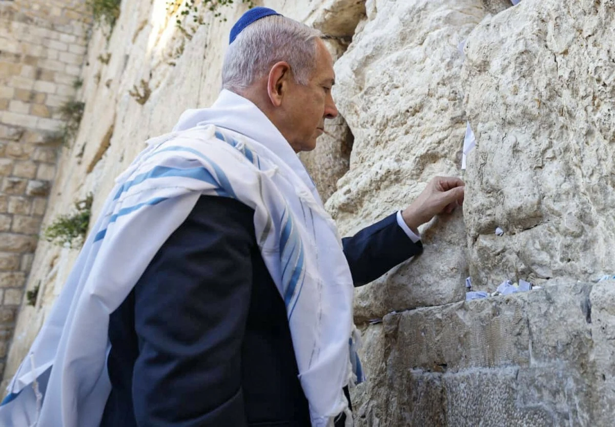 Nocny atak Izraela na Iran wstrząsnął światem. Jak twierdzi dziennik "Jerusalem Post", premier Izraela Benjamin Netanjahu zapowiedział szturm, umieszczając kartkę w Ścianie Płaczu z tekstem "lud powstanie jak lew".