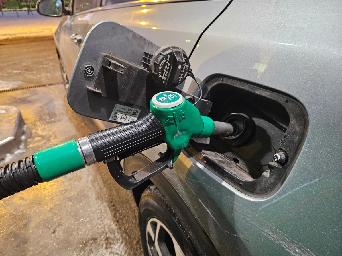 ​Nagły wzrost cen ropy po ataku Izraela na Iran może przełożyć się na podwyżki paliw w Polsce - ocenia portal e-petrol.pl. Zdaniem analityków zmiana ta nie nastąpi od razu, ale ceny zaczną rosnąć w ciągu najbliższych dni.