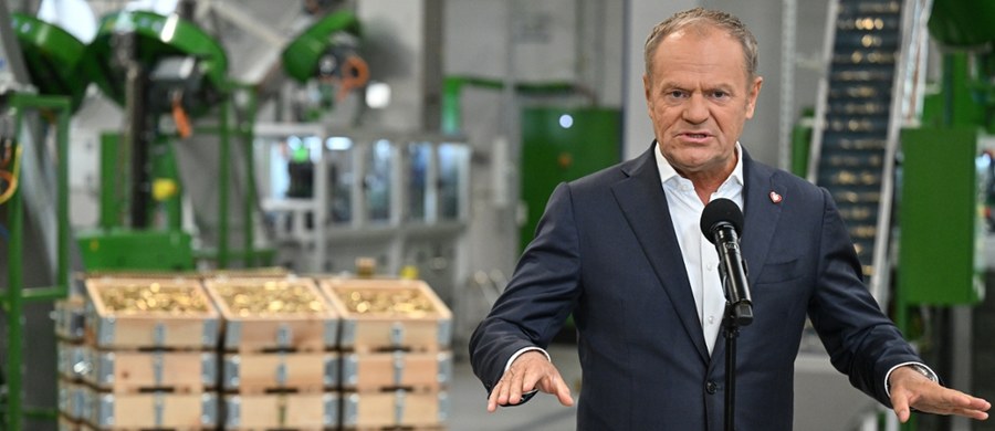 Premier Donald Tusk przekazał w piątek ważne informacje dotyczące polskiej obronności. Szef rządu zapewnił, że w hali produkcyjnej amunicji w zakładach Mesko w Skarżysku-Kamiennej będzie produkowany milion małokalibrowych pocisków dziennie. Dodał też, że Polska "zbliża się do finału" w sprawie zakupu okrętów podwodnych dla Marynarki Wojennej.