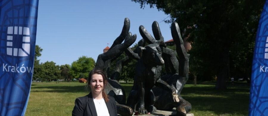 Sabina Janeczko - prawniczka i technik weterynarii została rzeczniczką ds. zwierząt. Przedstawił ją prezydent Aleksander Miszalski w towarzystwie swojego psa jamnika Muffina na konferencji zwołanej symbolicznie przy pomniku psa Dżoka.