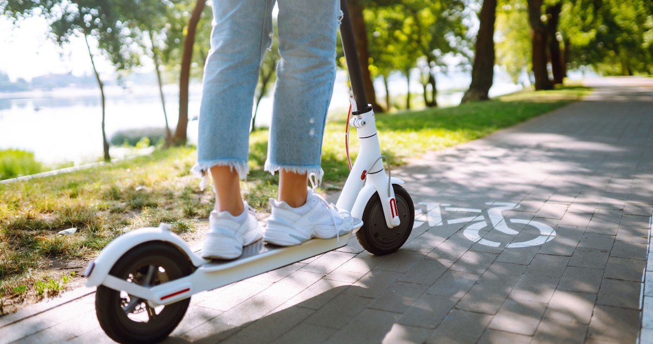 Po ścieżce, chodniku czy jezdni? Zasady jazdy hulajnogą elektryczną