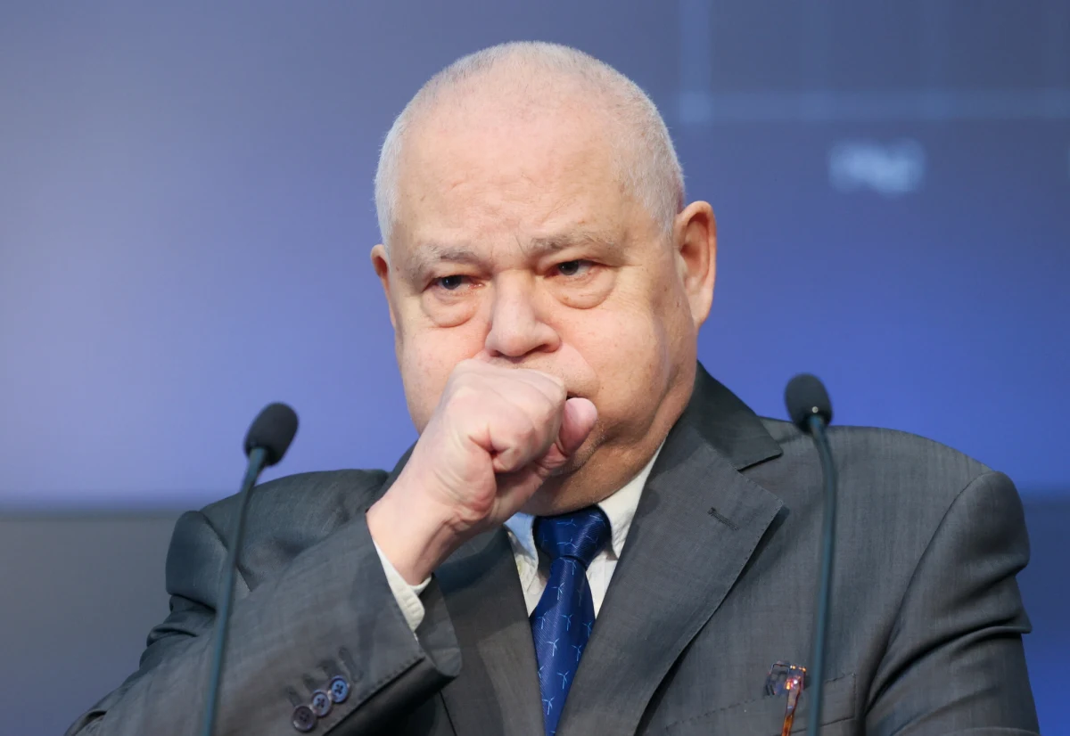 Prokuratura Okręgowa w Warszawie prowadzi śledztwo dotyczące ujawnienia przez jednego z członków Rady Polityki Pieniężnej informacji niejawnej o klauzuli "tajne". W czwartek śledczy, w asyście policji, weszli do siedziby Narodowego Banku Polskiego i zatrzymali dokumenty związane ze sprawą.