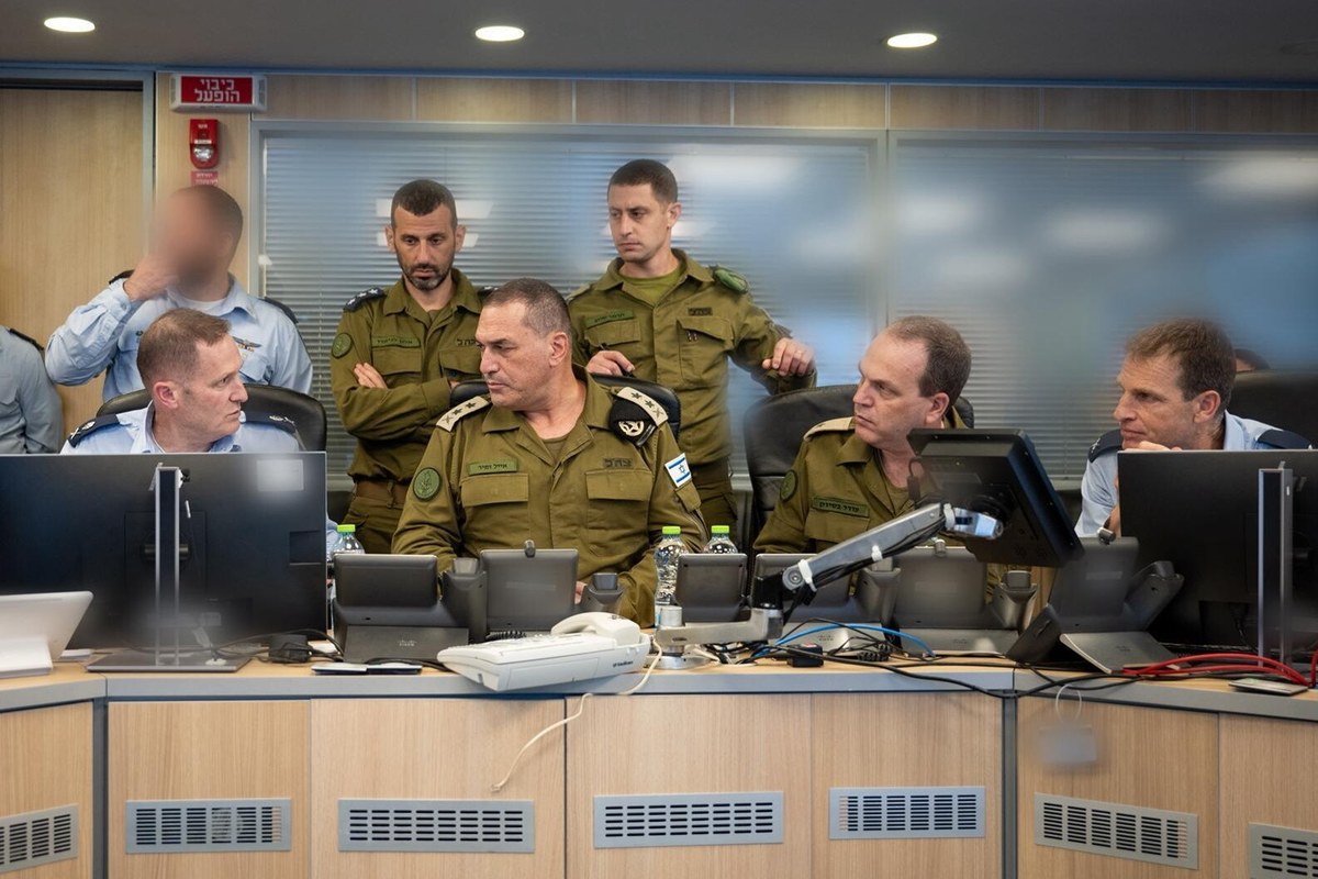 W izraelskich atakach na Iran zginęło co najmniej kilku wysokich rangą wojskowych. Jak się okazało, część z nich Tel Awiw przed uderzeniem zwabił na spotkanie. "Co ważniejsze, wiedzieliśmy, jak ich tam (na spotkaniu) zatrzymać" - powiedziało izraelskie źródło, cytowane przez amerykańską telewizję Fox News.
