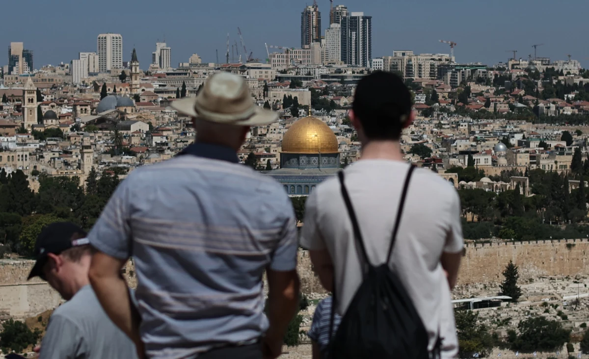 "O godz. 3:20 w nocy obudził nas alarm powietrzny. Rząd izraelski postanowił nas obudzić i uprzedzić o tym, że zaczęła się akcja wojskowa. Otrzymaliśmy wszyscy powiadomienia na telefony komórkowe, że musimy być w pobliżu schronów" - tak na antenie internetowego Radia RMF24 opisywał pierwsze chwile po ataku Izraela na Iran Stanisław Lipnicki, mieszkający w Hajfie polski przewodnik po Jerozolimie.