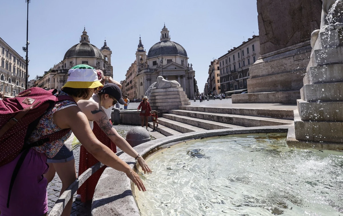 Włochy szykują się na falę ekstremalnych upałów. Ministerstwo Zdrowia ogłosiło w wielu miejscach najwyższy, czerwony stopień alarmu w związku z temperaturą sięgającą nawet 42 stopni Celsjusza. Synoptycy ostrzegają, że zagrożone jest zdrowie całej populacji. Temperatura Morza Śródziemnego jest wyższa niż zwykle o tej porze roku.