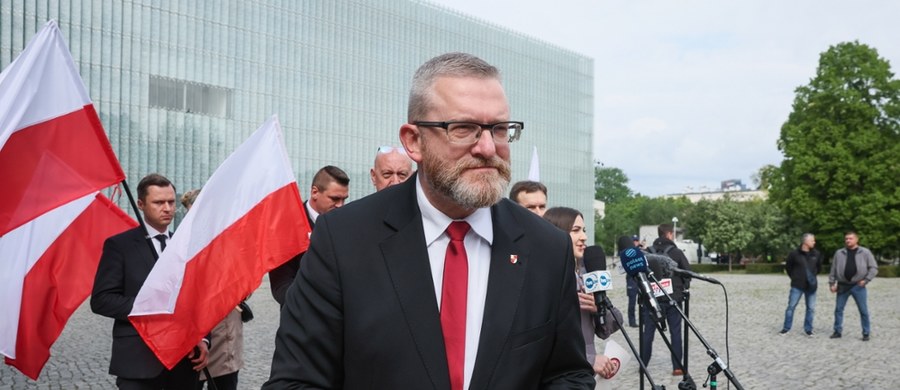Europoseł Grzegorz Braun do końca X kadencji Sejmu nie może wejść do budynków polskiego parlamentu. Kancelaria Sejmu RP poinformowała, że weszło w życie zarządzenie w tej sprawie. To reakcja na ostatni wybryk ekscentrycznego polityka.  