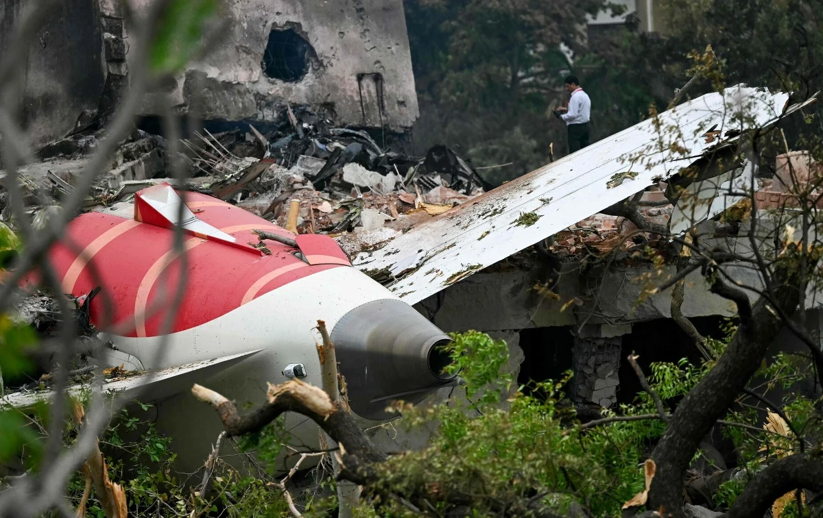 Dziesięć minut spóźnienia najprawdopodobniej uratowało jej życie. Bhoomi Chauhan, studentka z Bristolu, nie zdążyła na lot Air India z lotniska w Ahmadabadzie do Londynu. Samolot rozbił się tuż po starcie, zginęło 241 osób, które były na pokładzie. "Byłam zła, sfrustrowana, błagałam obsługę, by mnie wpuścili. (…) Dziś wiem, że to cud" – mówi.