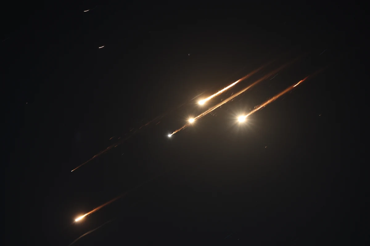 Iran dokonał odwetowego ataku na Izrael. Armia wystrzeliła w sumie trzy serie rakiet w kierunku izraelskiego terytorium. Eksplozje było słychać w Jerozolimie i Tel Awiwie. Według izraelskiego dziennika "Jerusalem Post" blisko 60 osób zostało rannych.