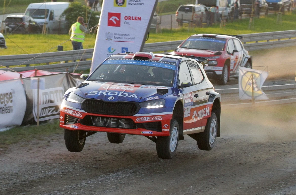 Mikołaj Marczyk i Szymon Gospodarczyk objęli prowadzenie w Rajdzie Polski po zwycięstwie na pierwszym oesie zawodów, rozegranym na torze Mikołajki Arena. "Była we mnie chęć pokazania pazura jeszcze dzisiaj i to się udało" - podkreślał Marczyk w rozmowie z RMF FM. 