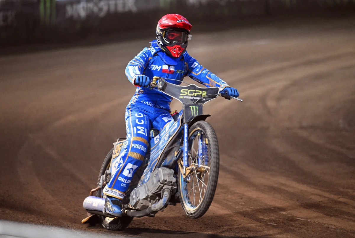 Broniący tytułu Bartosz Zmarzlik zajął drugie miejsce w żużlowej Grand Prix Wielkiej Brytanii. Czwartą rundę MŚ, która odbyła się w Manchesterze, wygrał Brytyjczyk Daniel Bewley, ale Polak pozostał liderem klasyfikacji generalnej.