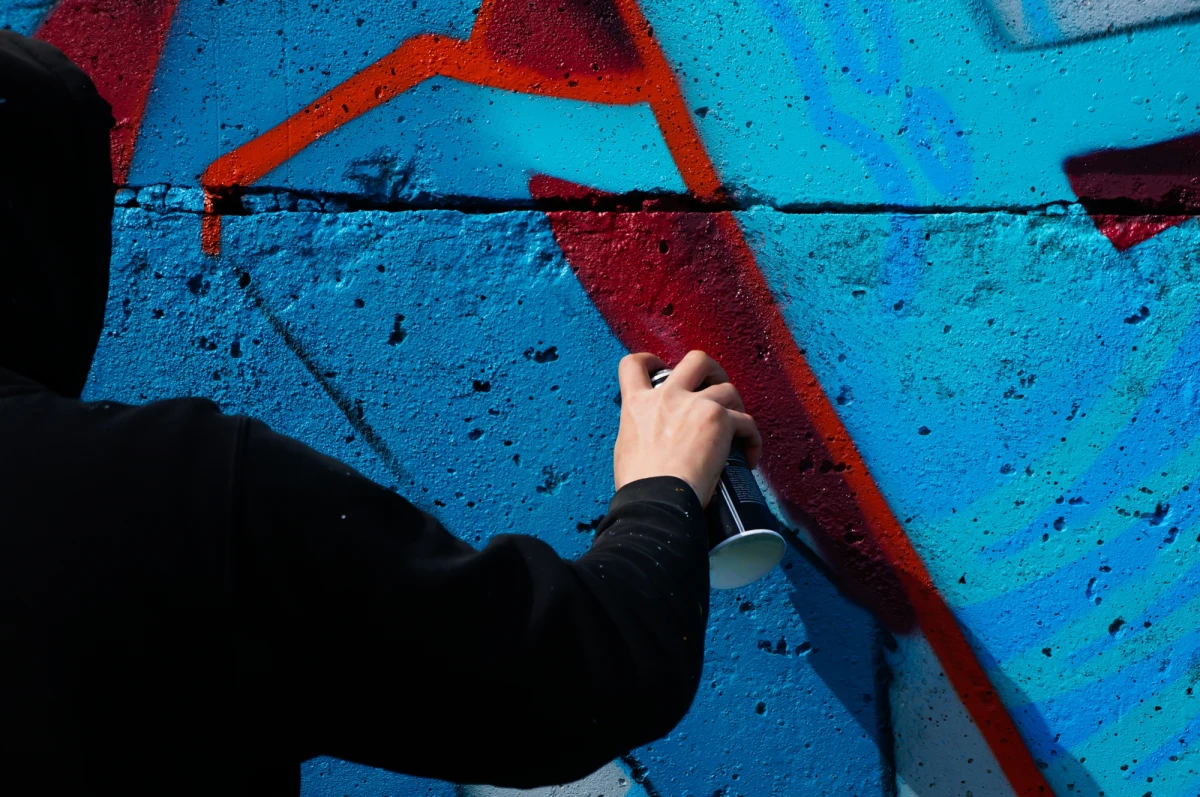 Dwóch sprawców aktu wstrząsającego wandalizmu poszukuje policja w Gliwicach na Śląsku. Niemożliwe do zidentyfikowania na monitoringu osoby wykonały graffiti na elewacji budynku Zespołu Szkół Samochodowych im. gen. Stefana Roweckiego „Grota”. Na powierzchni około 30 metrów kwadratowych znalazły się symbole nawiązujące do ideologii totalitarnej.