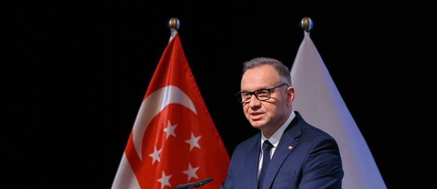 Prezydent Andrzej Duda wróci w sobotę do Polski z oficjalnej wizyty w Singapurze. Wyznaczona została bezpieczna trasa przelotu do Polski. Prezydent miał wrócić do kraju już w piątek, lot z Singapuru został jednak opóźniony z uwagi na sytuację na Bliskim Wschodzie.