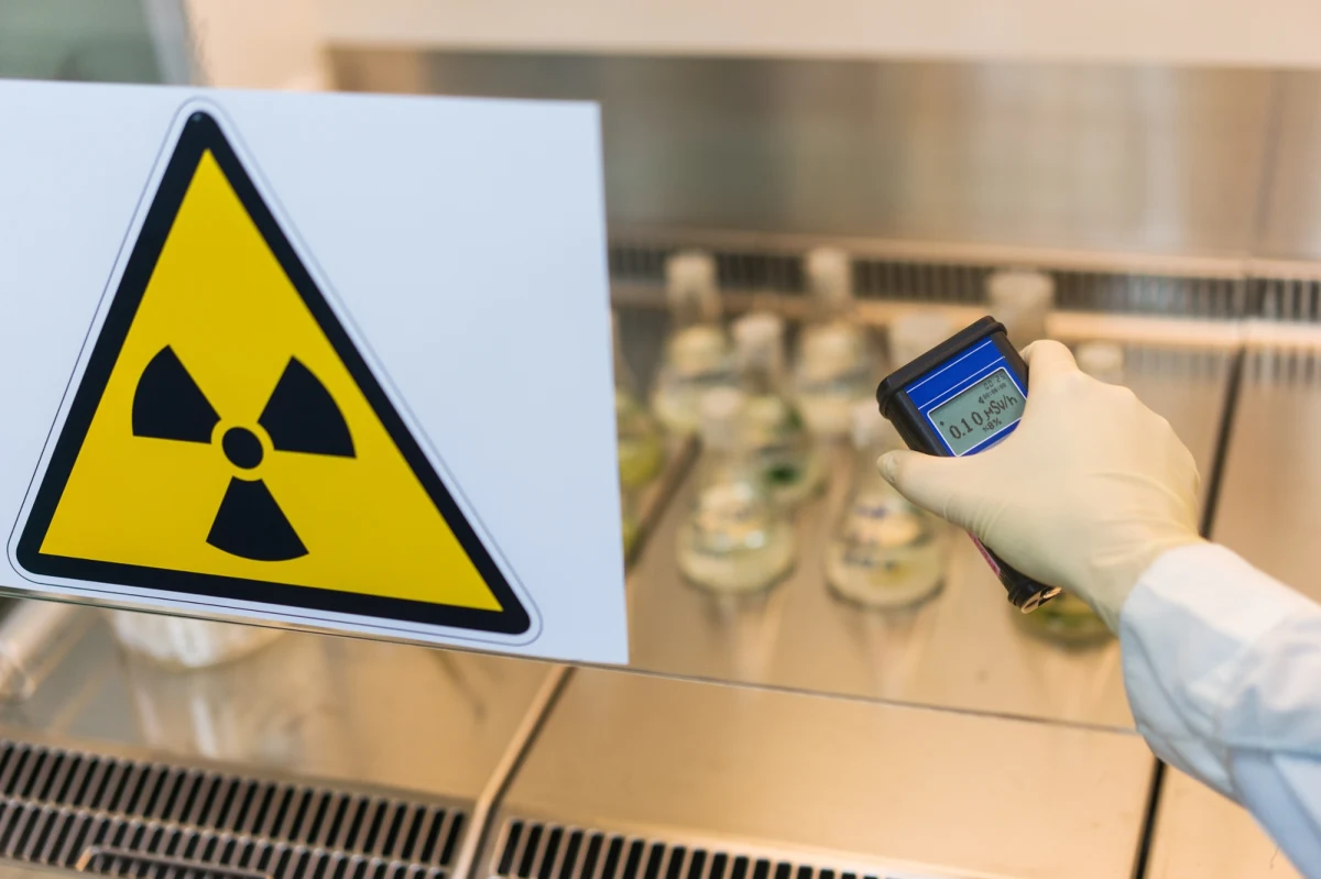 "Obecna sytuacja w Iranie nie ma wpływu na bezpieczeństwo radiacyjne w Polsce. PAA monitoruje sytuację radiacyjną w kraju 24/7. Wskazania krajowego monitoringu radiacyjnego są w normie" - poinformowała w sobotę rano Państwowa Agencja Atomistyki w związku z eskalacją konfliktu na Bliskim Wschodzie. Jak informuje Międzynarodowa Agencja Energii Atomowej, Izrael celuje w obiekty nuklearne w Islamskiej Republice Iranu. Zniszczono już obiekt nuklearny w mieście Natanz. Do szkód doszło też w zakładzie wzbogacania uranu w Fordo, kluczowym ośrodku irańskiego programu nuklearnego. Iran odpowiada Izraelowi.