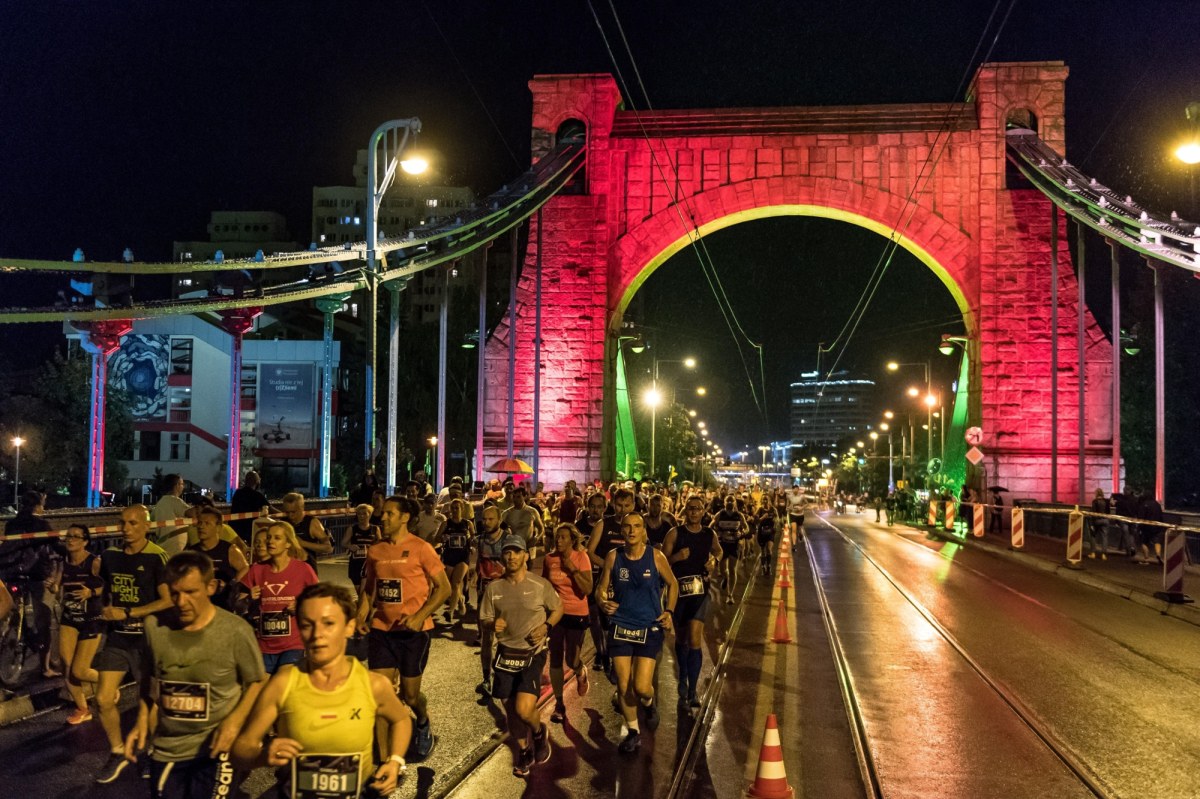 ​Nocny półmaraton we Wrocławiu. Rekordowa liczba biegaczy, spore utrudnienia