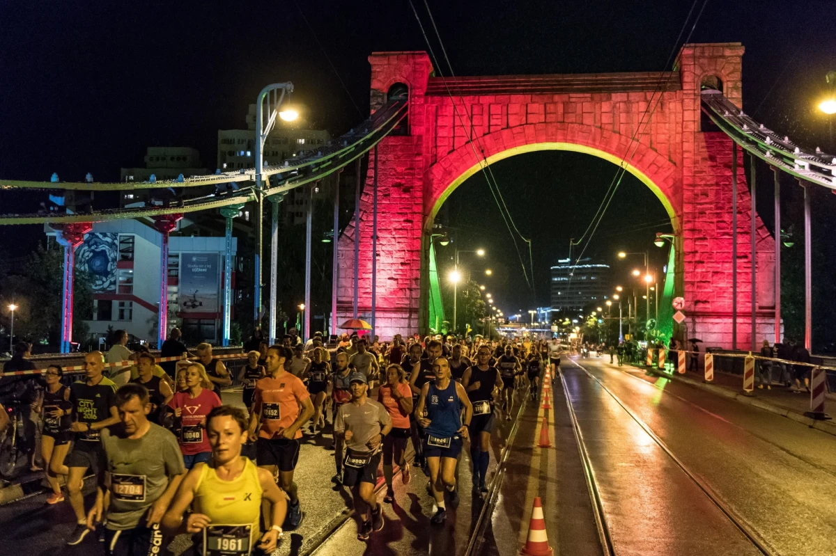 W sobotę wieczorem odbędzie 11. PKO Nocny Wrocław Półmaraton. Do biegu na dystansie 21 km i 97,5 m zapisała się rekordowa liczba uczestników: 15 tysięcy. Biegacze wyruszą na ulice Wrocławia o godz. 22. Kierowcy i pasażerowie muszą liczyć się z utrudnieniami.