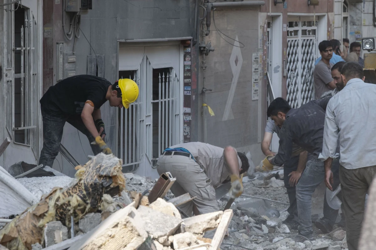 Izraelski minister obrony Israel Kac ostrzegł w sobotę irańskiego przywódcę duchowo-politycznego ajatollaha Alego Chameneia, że "Teheran stanie w ogniu", jeśli Iran będzie nadal atakować rakietami izraelskich cywilów. Izraelskie myśliwce są gotowe wznowić ataki na cele w Teheranie. 
