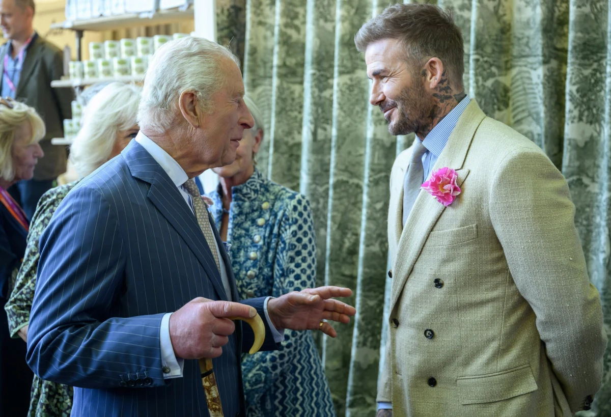 Były kapitan piłkarskiej reprezentacji Anglii David Beckham został w sobotę pasowany na rycerza przez króla Karola III. To długo oczekiwane wyróżnienie dla piłkarza - ikony angielskiej piłki nożnej. Beckham miał otrzymać przed laty tytuł szlachecki, tak się jednak nie stało.