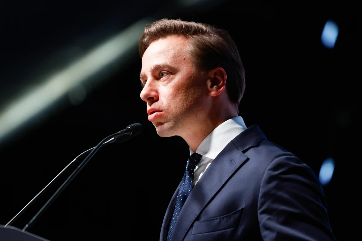 Wicemarszałek Sejmu Krzysztof Bosak został jednogłośnie wybrany na prezesa Ruchu Narodowego. "Polska jest w tej chwili rozsadzana wewnętrznymi konfliktami. Nie ma jednej wojny polsko-polskiej - tych konfliktów jest więcej niż jeden. Naszą rolą jest łączyć" - mówił Bosak na kongresie partii w Kaliszu. 