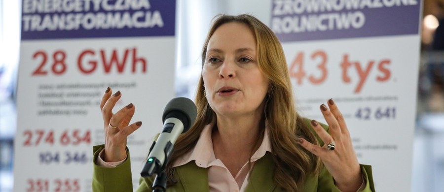 Minister funduszy i polityki regionalnej Katarzyna Pełczyńska-Nałęcz w ostrych słowach zrecenzowała ostatnie działania obozu rządzącego. Stwierdziła m.in., że „lekcja udzielona przez wyborców nie dotarła z siłą, z którą powinna była dotrzeć”. Nazwała też zapowiadaną wielokrotnie, ale wciąż niedokonaną rekonstrukcję rządu „teatrem politycznym”. 