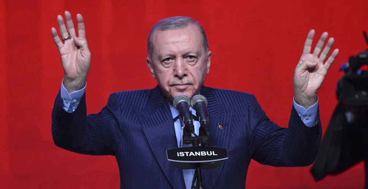 Prezydent Turcji Recep Tayyip Erdogan zabrał głos ws. konfliktu pomiędzy Izraelem i Iranem. W rozmowie z przywódcą Arabii Saudyjskiej Mohammedem bin Salmanem stwierdził, że "atakiem na Iran rząd Izraela jeszcze raz pokazał, że jest największym zagrożeniem dla pokoju i stabilności regionu". "Izrael musi zostać powstrzymany" - wezwał turecki prezydent, cytowany przez swoje biuro prasowe.
