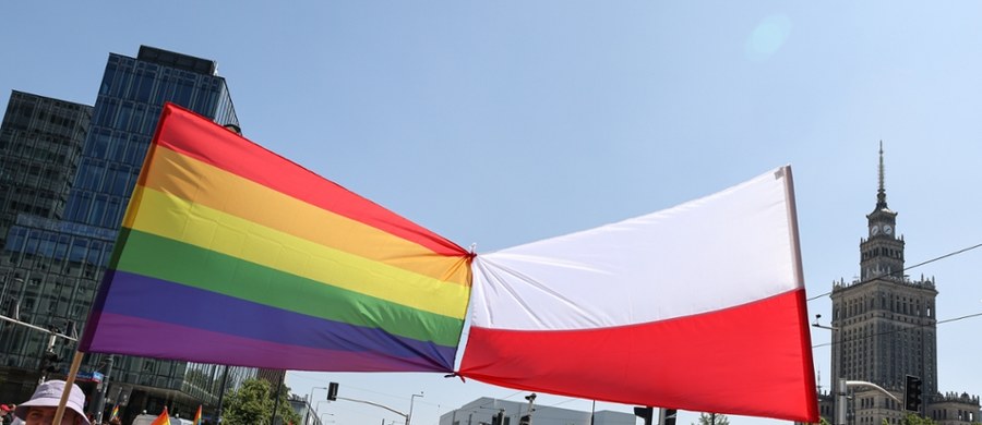 ​Podczas Parady Równości doszło do incydentu. Kilkudziesięcioosobowa grupa zablokowała przejazd jednej z platform - poinformowała na platformie X Komenda Stołeczna Policji.