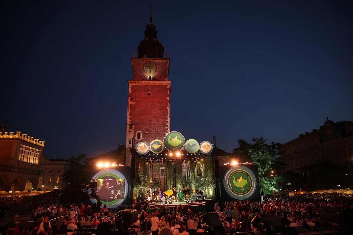 Przed nami ostatni akcent trwającego w Krakowie 17. Festiwalu Zaczarowanej Piosenki. W niedzielę o godz. 20:00 na Rynku Głównym w Krakowie odbędzie się koncert "Dziękuję, że jesteś". Celem jest m.in. zwrócenie uwagi na konieczność wprowadzenia przepisów o asystencji osobistej osób z niepełnosprawnością.
Na scenie wystąpią finaliści tegorocznej edycji festiwalu, a także gwiazdy, m.in. Tatiana Okupnik czy Adam Nowak. Koncert poprowadzą Anna Dymna i Piotr Polk.