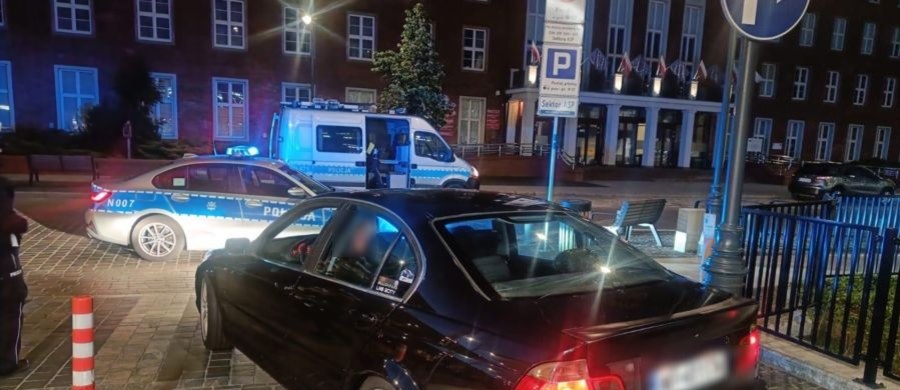 ​Trójmiejscy policjanci nie dopuścili do nocnej ustawki motoryzacyjnej. Grupa kierowców umawiała się w mediach społecznościowych, a wiedząc, że mundurowi są na ich tropie, kilkukrotnie zmieniała miejsce spotkania. Na nic. Koniec końców, noc skończyła się dla nich mandatami czy zatrzymanymi dowodami rejestracyjnymi.