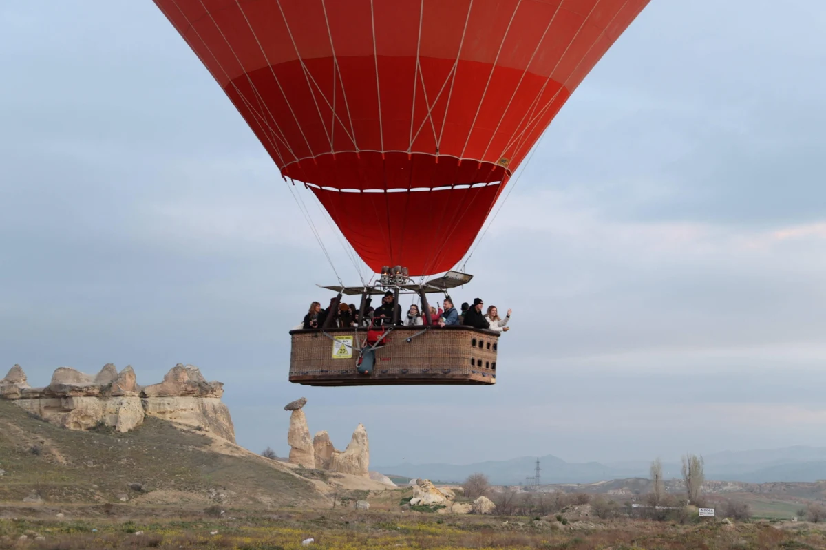 ​Dwa balony z turystami zderzyły się w tureckiej Kapadocji. Jedna osoba zginęła, a 31 zostało rannych - poinformowała w niedzielę agencja Anadolu.