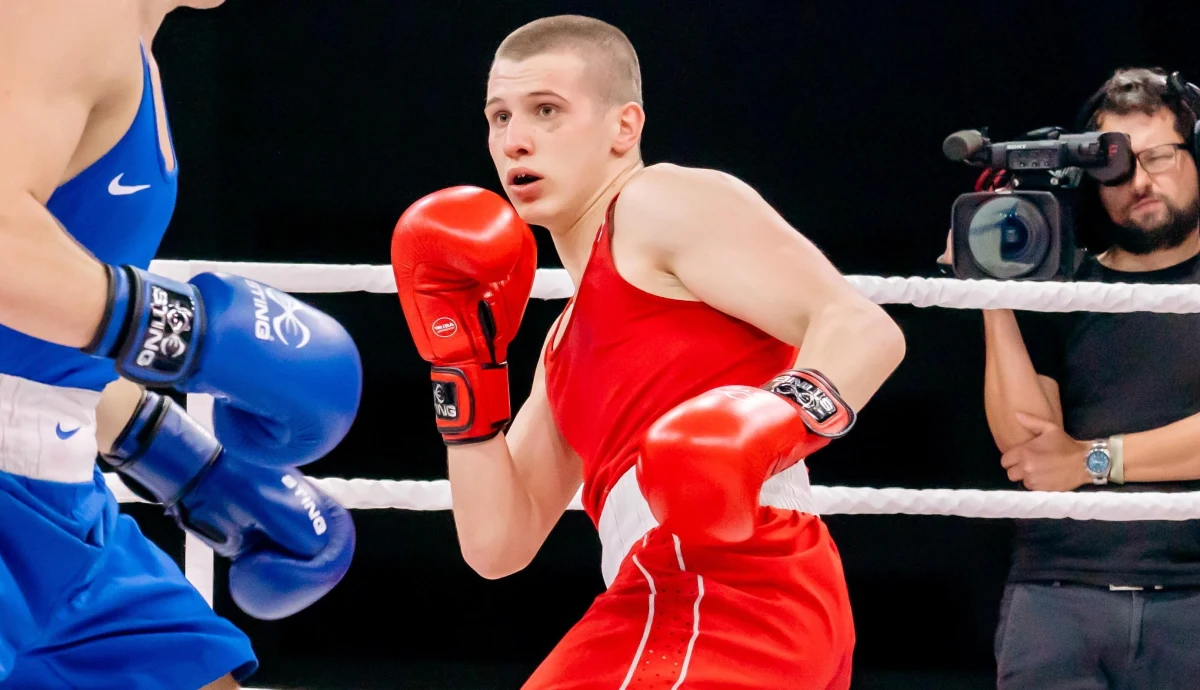 Cezary Znamiec – polski pięściarz, który w nocy z piątku na sobotę został ranny w wypadku samochodowym, wciąż jest w śpiączce farmakologicznej. Jego trener Adam Jabłoński przekazał, że stan reprezentanta Polski lekko się poprawił. 