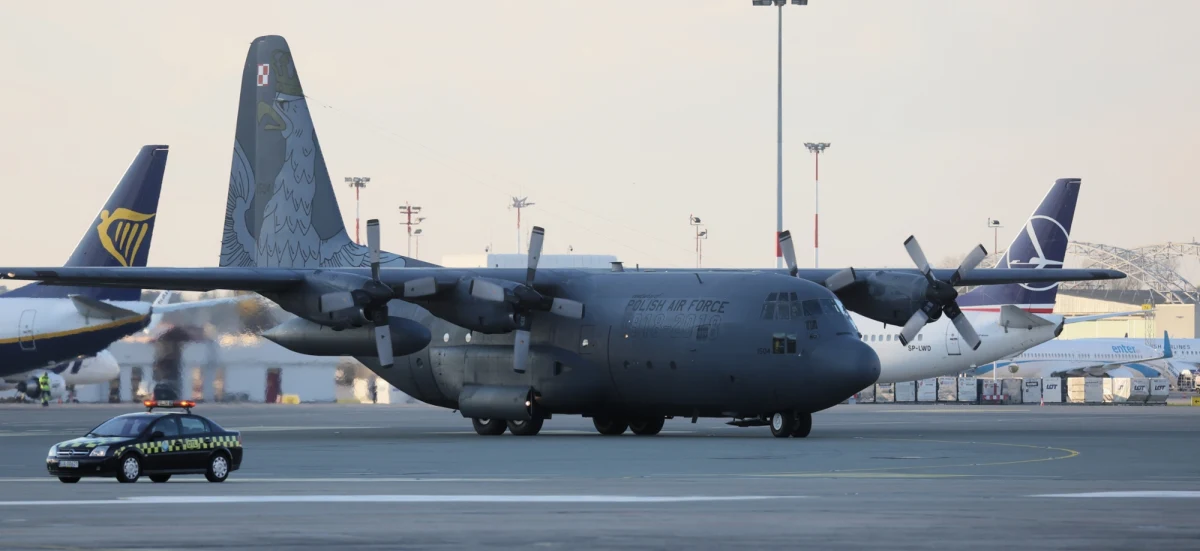 "MSZ organizuje ewakuację polskich obywateli z Bliskiego Wschodu" - poinformował na portalu X szef kancelarii premiera Jan Grabiec. Jak dodał, przygotowane są zarówno loty wojskowe, jak i lotnictwo cywilne.