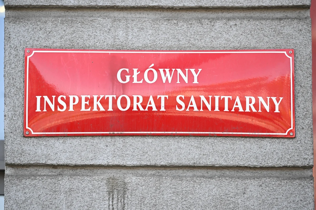 ​Główny Inspektorat Sanitarny przekazał, że w wyniku przeprowadzonej kontroli urzędowej stwierdzono migrację ołowiu i kadmu z obszaru obrzeża szklanek ze wzorem kwiatowym. "Na podstawie opinii Narodowego Instytutu Zdrowia Publicznego PZH – Państwowego Instytutu Badawczego należy stwierdzić, że prawdopodobne jest pobranie przez użytkowników przedmiotowych szklanek ołowiu i kadmu w ilościach stwarzających istotne zagrożenie dla zdrowia" - czytamy w opublikowanym przez GIS komunikacie.