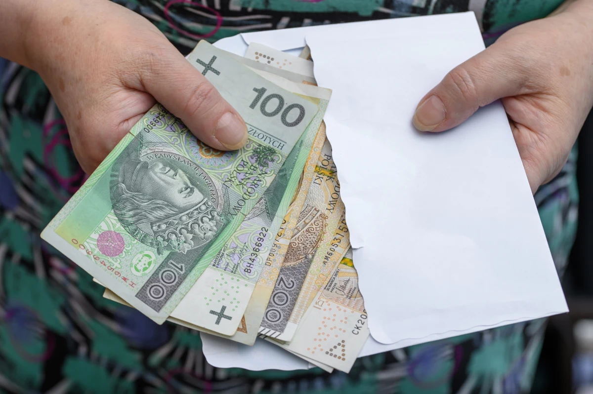 Trzy miesiące spędzi w areszcie 36-letni mężczyzna, który oszukiwał starsze osoby metodą "na policjanta". Został on zatrzymany przez stołecznych funkcjonariuszy na gorącym uczynku, kiedy przyjechał na rowerze, by odebrać pozostawioną przez poszkodowanego kopertę z kartami i danymi do kont bankowych.