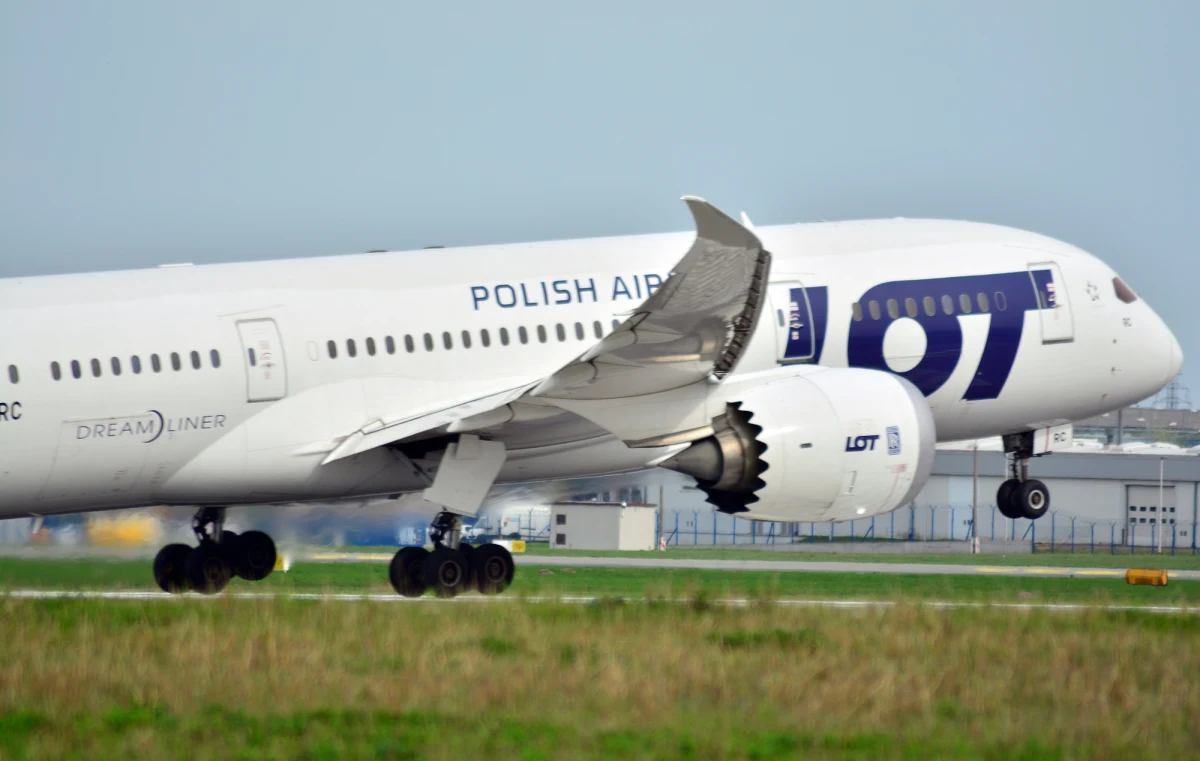 Minister infrastruktury i prezes PLL LOT ogłoszą dziś - na targach lotniczych w Paryżu - wyniki przetargu na zakup ponad 80 samolotów do obsługi regionalnych połączeń przewoźnika. W grze są dwa modele samolotów: Embraer 195-E2 i Airbus A220. Zdaniem agencji Reutera, faworytem jest ta druga maszyna.