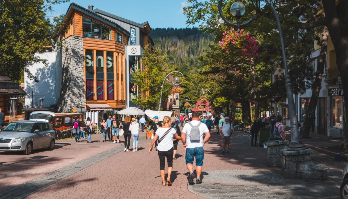 Długi weekend związany z Bożym Ciałem to dobra informacja dla zakopiańskich hotelarzy. Choć wakacje zaczynają się 28 czerwca, wiele rodzin planuje urlop od 19 czerwca, dlatego na okres "czerwcówki" w stolicy polskich Tatr zarezerwowano już ponad 70 proc. miejsc noclegowych.