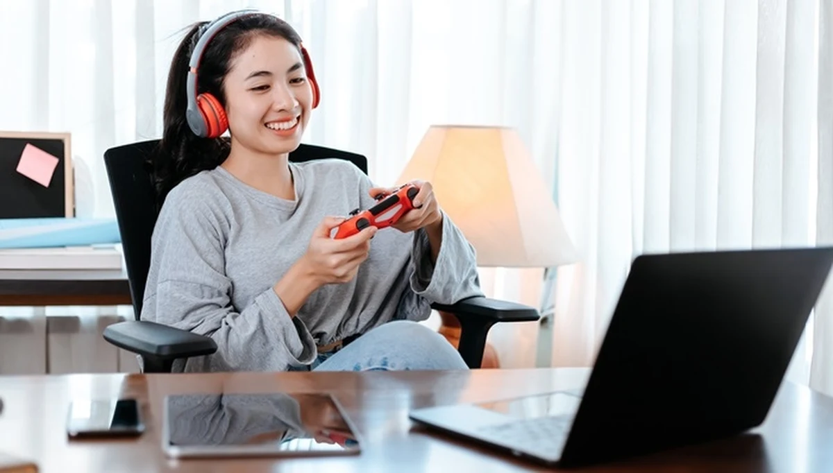 Laptop gamingowy to doskonały wybór dla graczy, którzy cenią sobie mobilność i wydajność. Z takim sprzętem możesz zanurzyć się w ulubione tytuły praktycznie wszędzie – wystarczy wygodne miejsce i, przy dłuższej rozgrywce, dostęp do gniazdka. Zobacz modele, które zapewnią emocjonującą rozgrywkę gdziekolwiek jesteś!