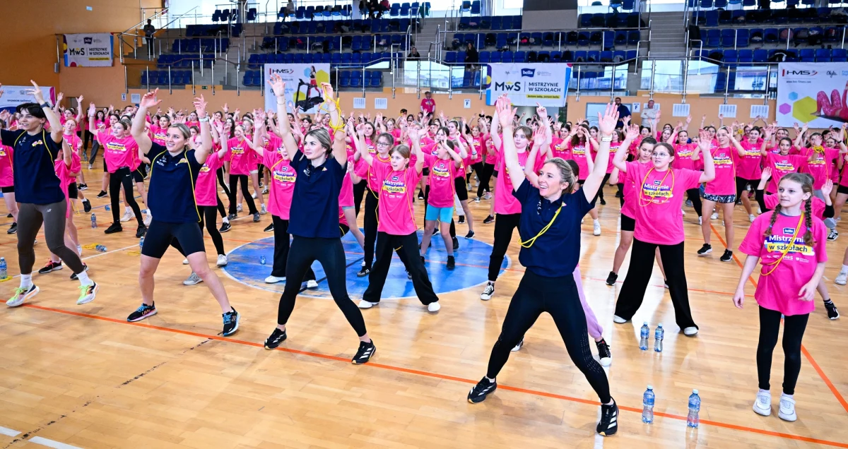 Trzy medalistki olimpijskie, które łącznie mają na swoim koncie siedem olimpijskich krążków, a ponadto medalistka mistrzostw świata w snowboardzie spotkają się we wtorek z uczennicami w Błoniu koło Warszawy w ramach akcji "Mistrzynie w szkołach". "Dziewczęta w Polsce mają najniższą samoocenę w Europie, a my jeździmy po kraju i próbujemy to zmienić" - mówi była znakomita polska pływaczka Otylia Jędrzejczak.