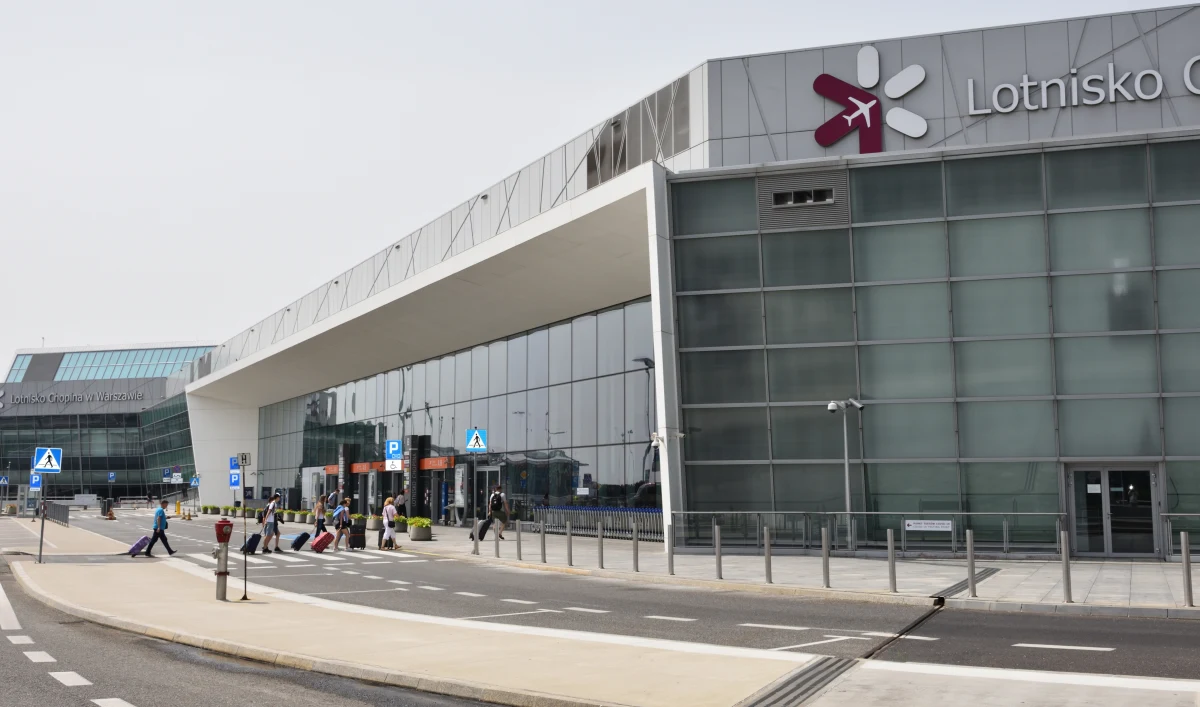 W poniedziałek przed południem ewakuowano sporą część pasażerów w strefie odlotów na Lotnisku Chopina w Warszawie. Powodem był pozostawiony bez opieki bagaż.