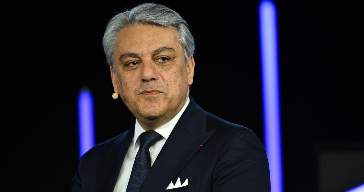 Uratował przed upadkiem giganta i powiedział stop. Teraz zajmie się modą