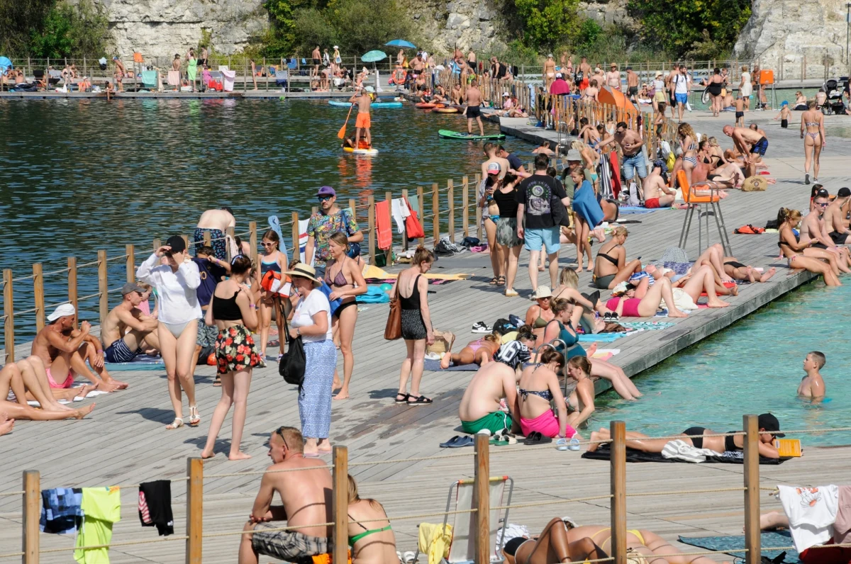Do kancelarii prezydenta wpłynęła petycja w sprawie wydłużenia listy dni wolnych. Na liście jest sześć propozycji. Jedna dotyczy piątku po Bożym Ciele - Polacy nie musieliby brać urlopu lub chorobowego, by zrobić sobie długi weekend. Wnioskiem zajmie się najprawdopodobniej już nowa ekipa w pałacu - Karola Nawrockiego.