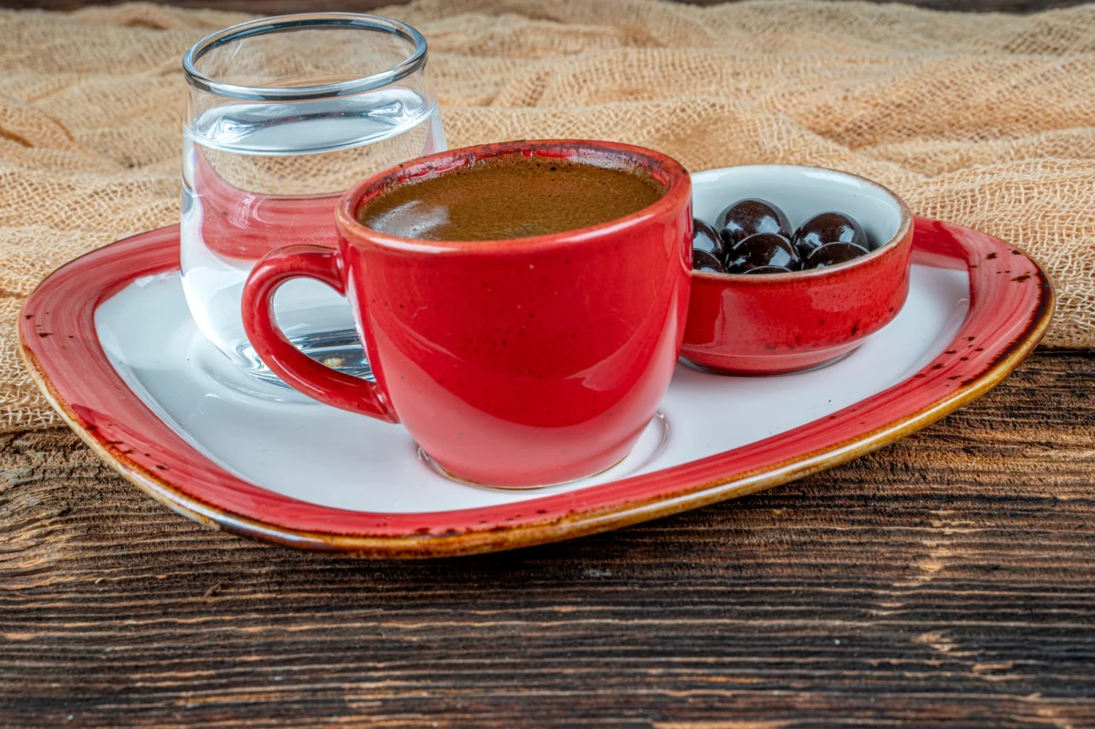 Każdy miłośnik kawy z pewnością ceni ten napój nie tylko za jego pobudzające właściwości, ale także za głębię smaku i aromatu. Podróżując, w niektórych krajach można zauważyć zwyczaj podawania szklanki wody do zamawianej kawy. Czy to tylko uprzejmość, czy może coś więcej?