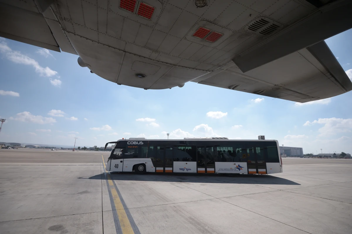 Ministerstwo Spraw Zagranicznych dementuje, że organizowało płatną ewakuację obywateli z terenu Izraela. "To była prywatna propozycja konsula honorowego z Betlejem" - powiedział na konferencji prasowej Paweł Wroński, rzecznik MSZ. Honorowy konsul z Betlejem nie poniesie więc żadnych konsekwencji swojej propozycji - informuje Michał Krasoń, reporter RMF FM.