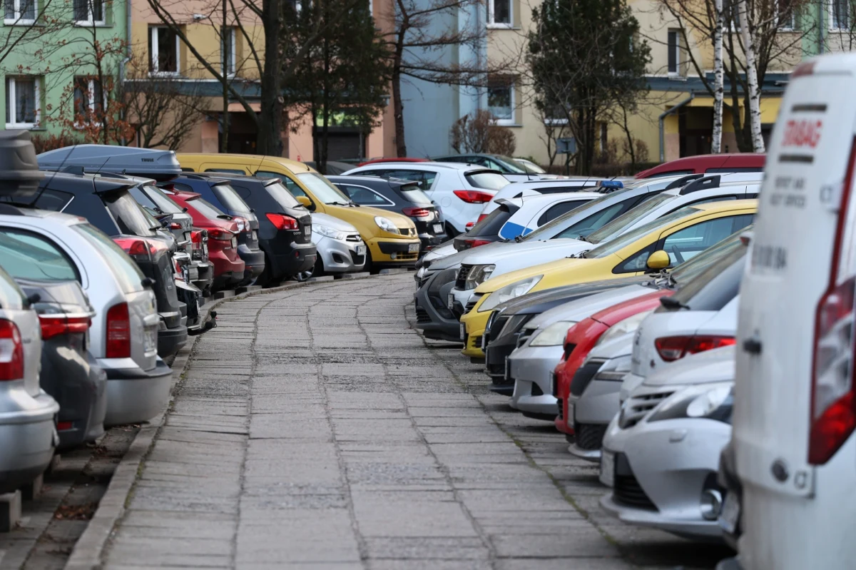 Nowy właściciel samochodu będzie mógł sam zdecydować, kiedy wygaśnie polisa OC po wypowiedzeniu umowy – przewiduje projekt nowelizacji ustawy o ubezpieczeniach obowiązkowych. Propozycja Ministerstwa Finansów ma uprościć procedury i zapewnić większą swobodę w zarządzaniu ubezpieczeniem.